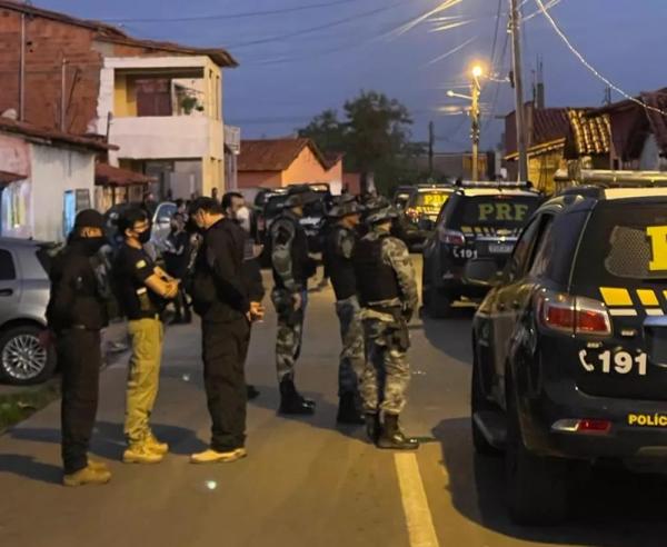 Operação policial prende 12 pessoas em flagrante na "cracolândia" de Esperantina, no Norte do Piauí