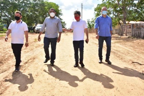 Joel visita obras de calçamento em Floriano