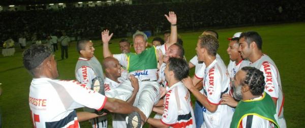 Fernando Polozzi comemora com t&iacute;tulo com elenco do River-PI.(Imagem: O DIA)