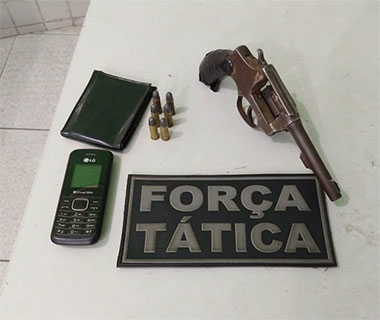 Jovens rendem vigia e trancam alunos e professores em escola