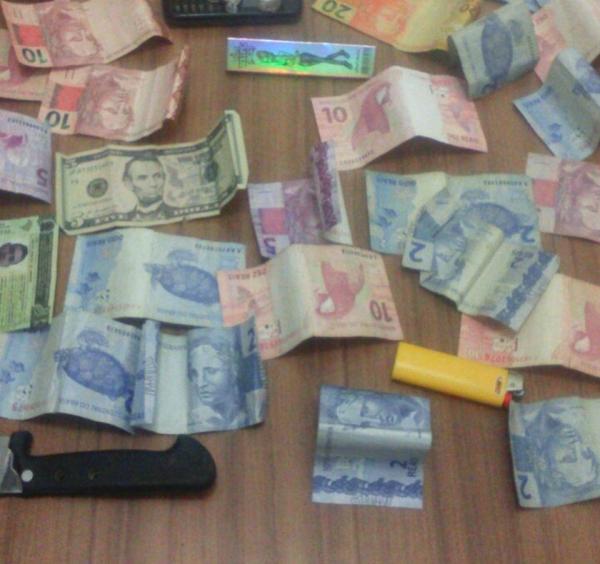 Objetos encontrados com homem(Imagem:Divulga&ccedil;&atilde;o/PM)