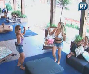 Joana Machado ensina Raquel Pacheco a sambar