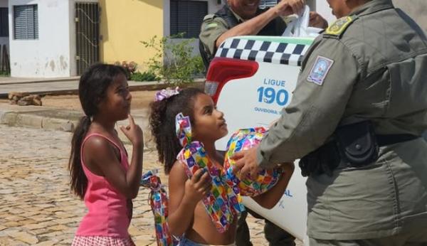  3&ordm; BPM de Floriano realiza a&ccedil;&atilde;o solid&aacute;ria com entrega de presentes para crian&ccedil;as.(Imagem:Reprodu&ccedil;&atilde;o/Instagram)
