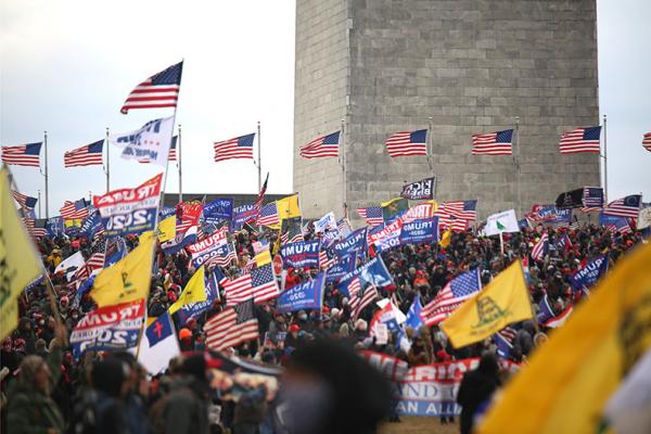 Apoiadores de Trump invadem Capitólio; debate sobre vitória de Biden é suspenso