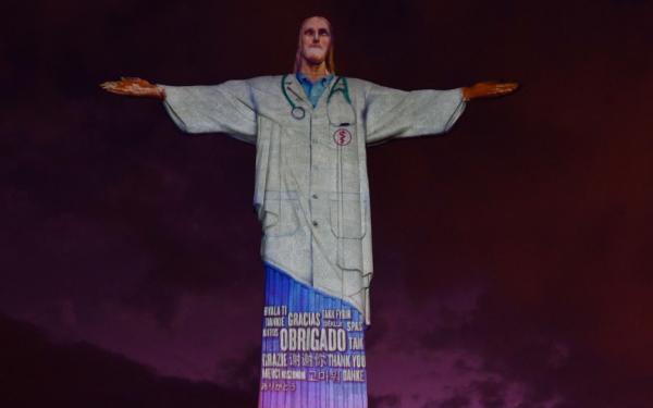 Cristo Redentor é vestido de médico em homenagem aos profissionais de saúde