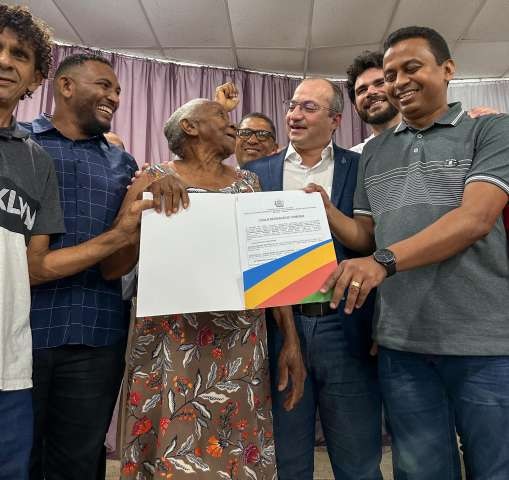Francisco Costa prestigia entrega de títulos de propriedades para famílias da zona rural de Floriano