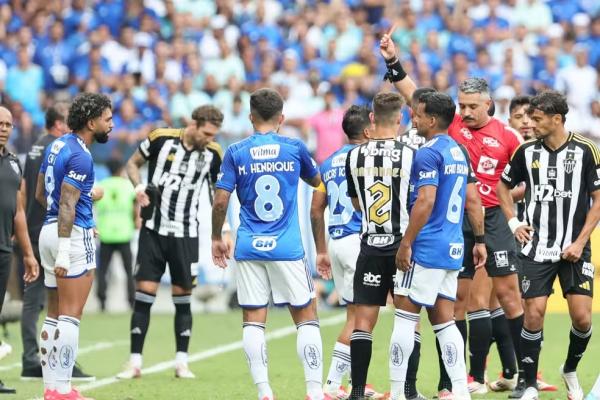 Gabigol recebe o cart&atilde;o vermelho no cl&aacute;ssico contra o Atl&eacute;tico-MG.(Imagem: Gilson Lobo/AGIF)