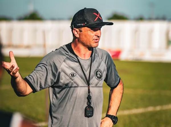 Fernando Agostini, t&eacute;cnico do Corisabb&aacute; ? Foto:(Imagem:Reprodu&ccedil;&atilde;o/Instagram/Corisabb&aacute;)