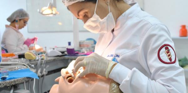 Acad&ecirc;micos do curso de Odontologia da FAESF realizam atividades pr&aacute;ticas em laborat&oacute;rio (Imagem:FAESF )