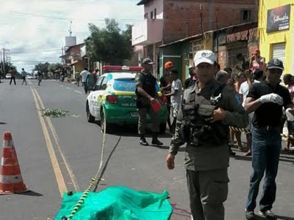 Mulher morre atropelada ao tentar atravessar avenida na Zona Sudeste