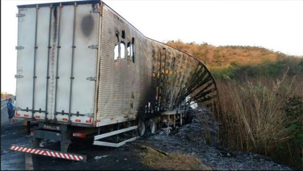 Acidente entre caminh&otilde;es mata tr&ecirc;s pessoas carbonizadas na BR-316.(Imagem:Cidadeverde.com)