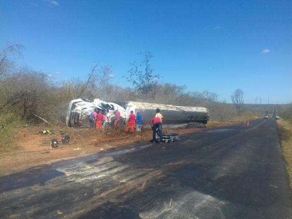 Carreta de transporte de produtos perigosos(Imagem:Divulga&ccedil;&atilde;o/PRF)