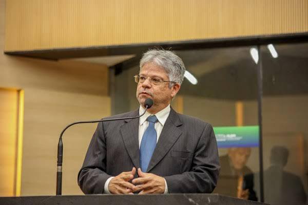 "Taxa que cobra água dos poços dos piauienses não é fake news", diz deputado Gustavo Neiva