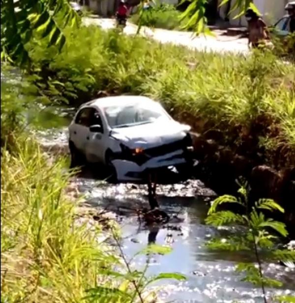 Motorista perde o controle da direção e carro cai em galeria na Av. Celso Pinheiro em Teresina