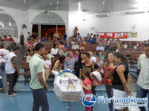 Paroquianos acompanham vel&oacute;rio de Frei Vicente Cardone.(Imagem:FlorianoNews)