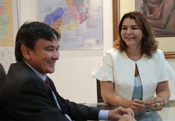 Janaínna Marques é a terceira deputada a voltar para secretaria