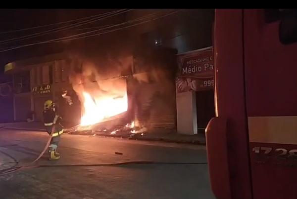 Incêndio de grandes proporções destrói loja no Centro de Floriano