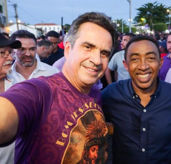 Ciro e Joel são cumprimentados pela população durante a Procissão do Bom Jesus dos Passos em Oeiras