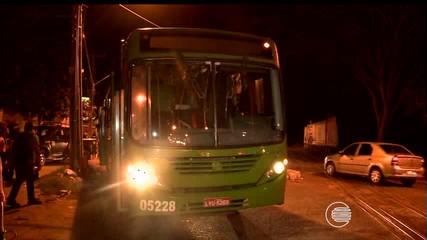 Homens armados invadem ônibus e assaltam passageiros em Teresina