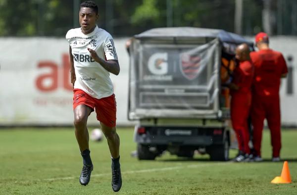 Bruno Henrique evolui no Flamengo, mas não volta em final