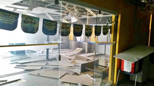 Troca de tiros durante roubo a banco deixa suspeito ferido