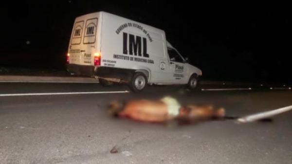 Autom&oacute;vel passa por cima de corpo ca&iacute;do em rodovia em Parna&iacute;ba.(Imagem:Meionorte)