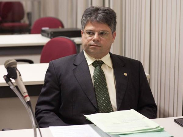 Deputado Gustavo Neiva quer agilidade na Comissão de Constituição e Justiça