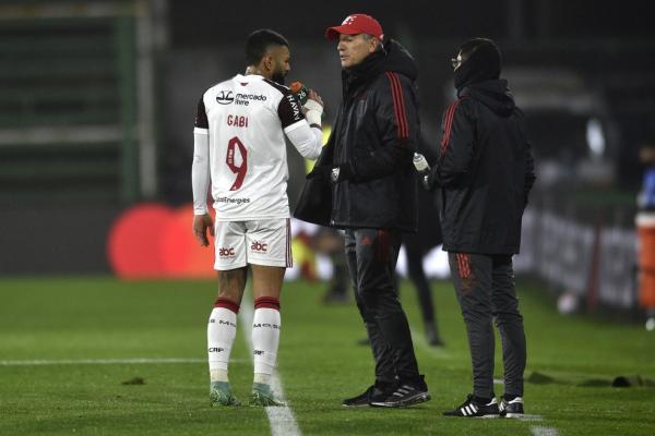 Renato Ga&uacute;cho conversa com Gabigol em Defensa y Justicia x Flamengo, pela Libertadores.(Imagem: Gustavo Garello-Pool/Getty Images)