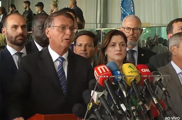 Bolsonaro quebra silêncio, condena bloqueios e fala de "injustiças" na eleição
