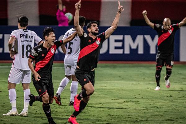 Com um a menos, Atlético-GO empata com o Athletico-PR em Goiânia