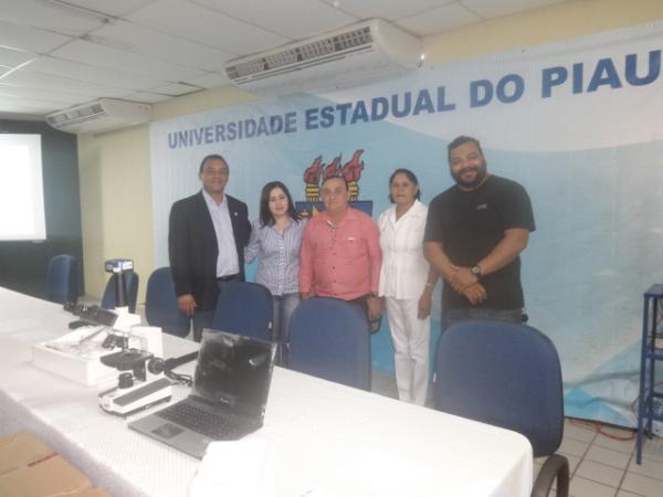 Reitor da UESPI visita Campus de Floriano e entrega microsc&oacute;pios e notebooks.(Imagem:FlorianoNews)