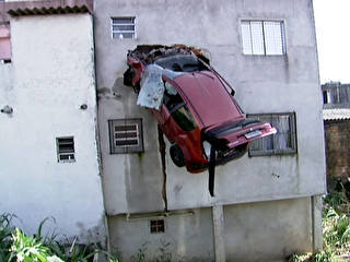 Carro perde controle e invade segundo andar de casa em SP