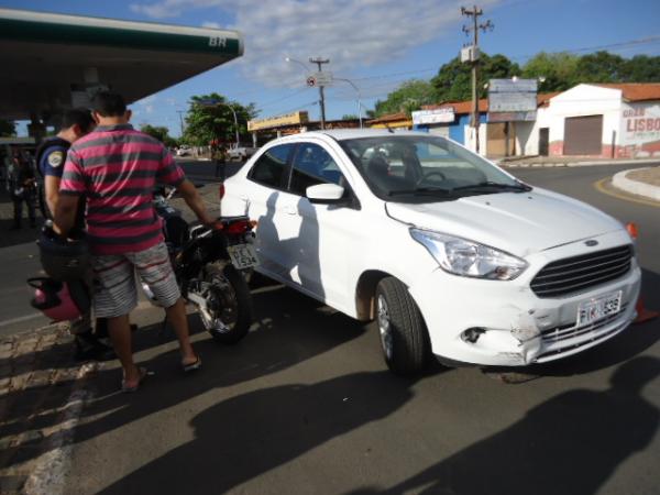 Acidente de tr&acirc;nsito deixa duas pessoas feridas em Floriano.(Imagem:FlorianoNews)