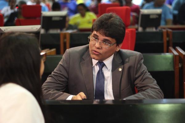 Oliveira Neto ratifica defesa de projeto e diz que pode até abrir mão de imunidade