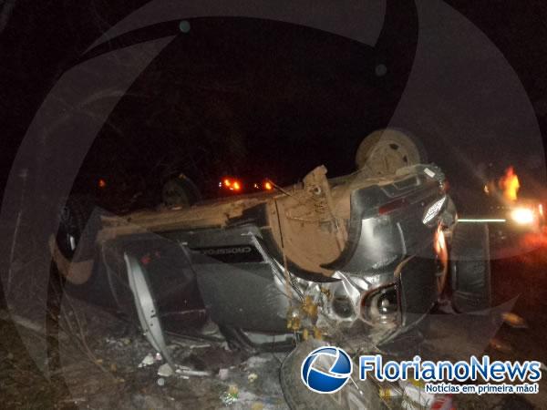 Animal na pista provoca acidente na BR-230 pr&oacute;ximo a Bar&atilde;o de Graja&uacute;. (Imagem:FlorianoNews)