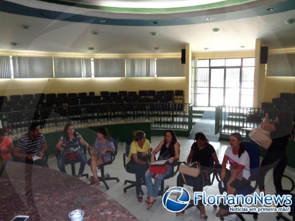 Relator da CCJ se re&uacute;ne com enfermeiros e t&eacute;cnicos em enfermagem de Floriano.(Imagem:FlorianoNews)