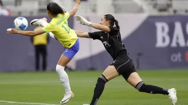 Adriana abre o placar para o Brasil aproveitando falha da goleira do M&eacute;xico.(Imagem:CARMEN MANDATO / AFP)