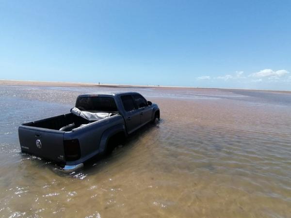 Carro foi encontrado sem rodas, partes do motor e at&eacute; sem porta-objetos da cabine no mar do Piau&iacute;.(Imagem:Reprodu&ccedil;&atilde;o)