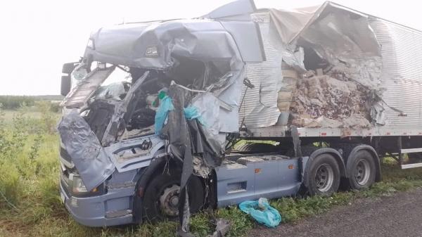 Colisão entre duas carretas deixa um morto na BR-316, em Alegrete do Piauí