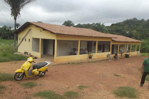 Rep&oacute;rter Amarelinho visita f&aacute;brica da cacha&ccedil;a Vale do Riach&atilde;o.(Imagem:FlorianoNews)