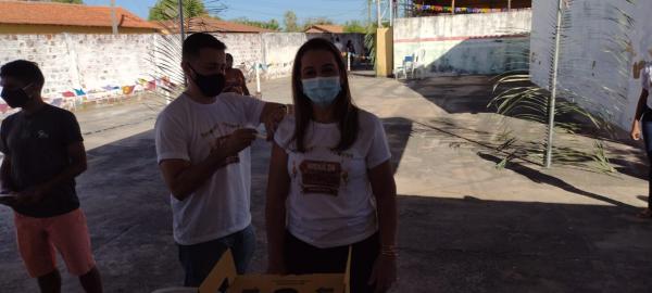 Prefeita Claudim&ecirc; recebendo sua primeira dose de vacina.(Imagem:FlorianoNews)
