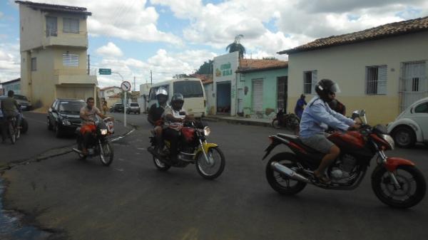 Rua do bairro Samba&iacute;ba ser&aacute; alargada para melhorar o tr&aacute;fego de ve&iacute;culos.(Imagem:FlorianoNews)