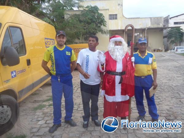 Crian&ccedil;as recebem primeiros presentes do Papai Noel dos Correios em Floriano.(Imagem:FlorianoNews)