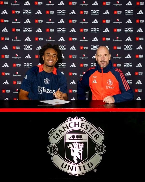 Zirkze ao lado do compatriota Erik Ten Hag assinando contrato com o Manchester United(Imagem:DIVULGA&Ccedil;&Atilde;O)
