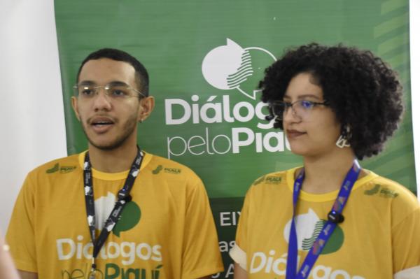 Isadora Lemos, facilitadora do Eixo Meio Ambiente, Alexandre Barros, apoio t&eacute;cnico. (Imagem:Francisco Gil&aacute;sio)