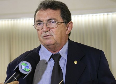 Família de deputado é rendida ao chegar em casa e tem carro roubado