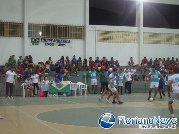 Tarde esportiva &eacute; realizada com alunos do col&eacute;gio Estadual.(Imagem:FlorianoNews)