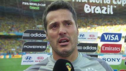 Herói nos pênaltis, Julio César lembra e repete choro em entrevista de 2010