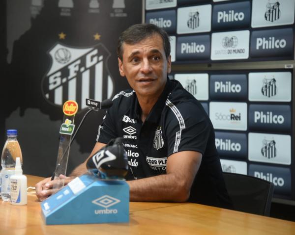 Santos demite técnico Fabián Bustos após derrota na Copa Sul-Americana