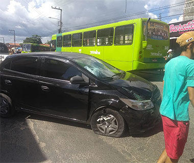 Dupla rouba carro, faz série de assaltos e se envolve em acidente